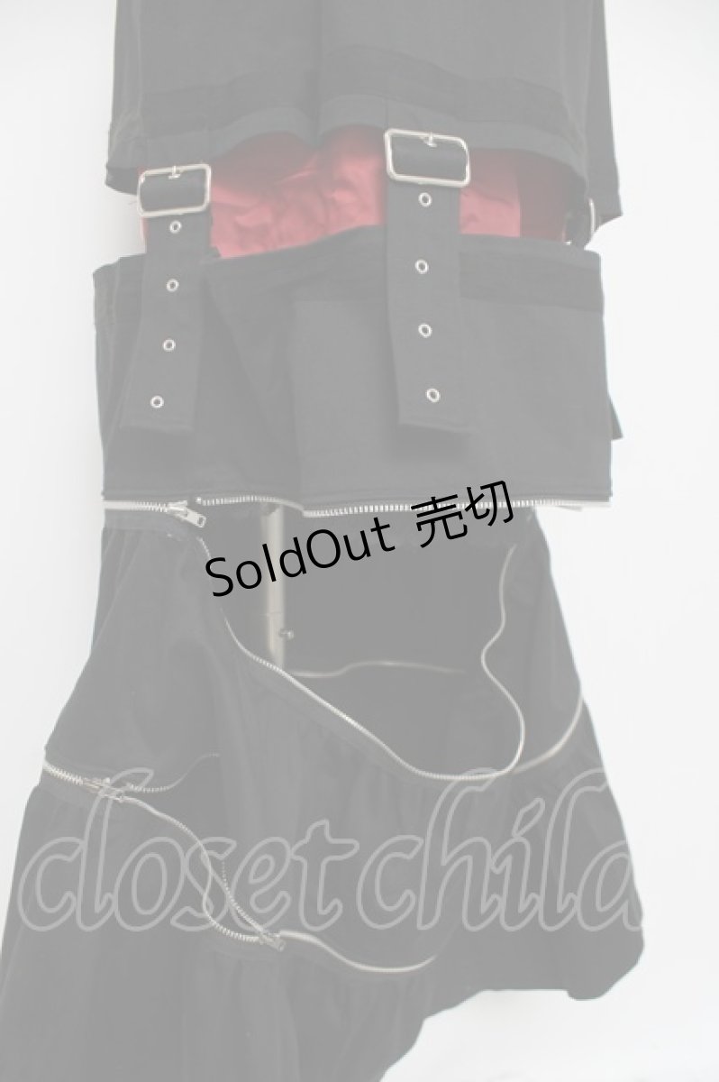 画像4: ROMANTIC NEUROSIS / ZIPデザインベルトロングスカート  黒/赤 Y-26-03-16-227-PU-SK-SZ-ZY (4)