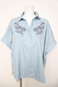 axes femme / 刺繍入りブラウス  サックス Y-26-03-21-015-AX-BL-SZ-ZY