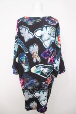 画像2: TRAVAS TOKYO / アクリルキー総柄ラウンドビックTシャツ  黒 Y-26-03-22-032-PU-TO-SZ-ZY (2)