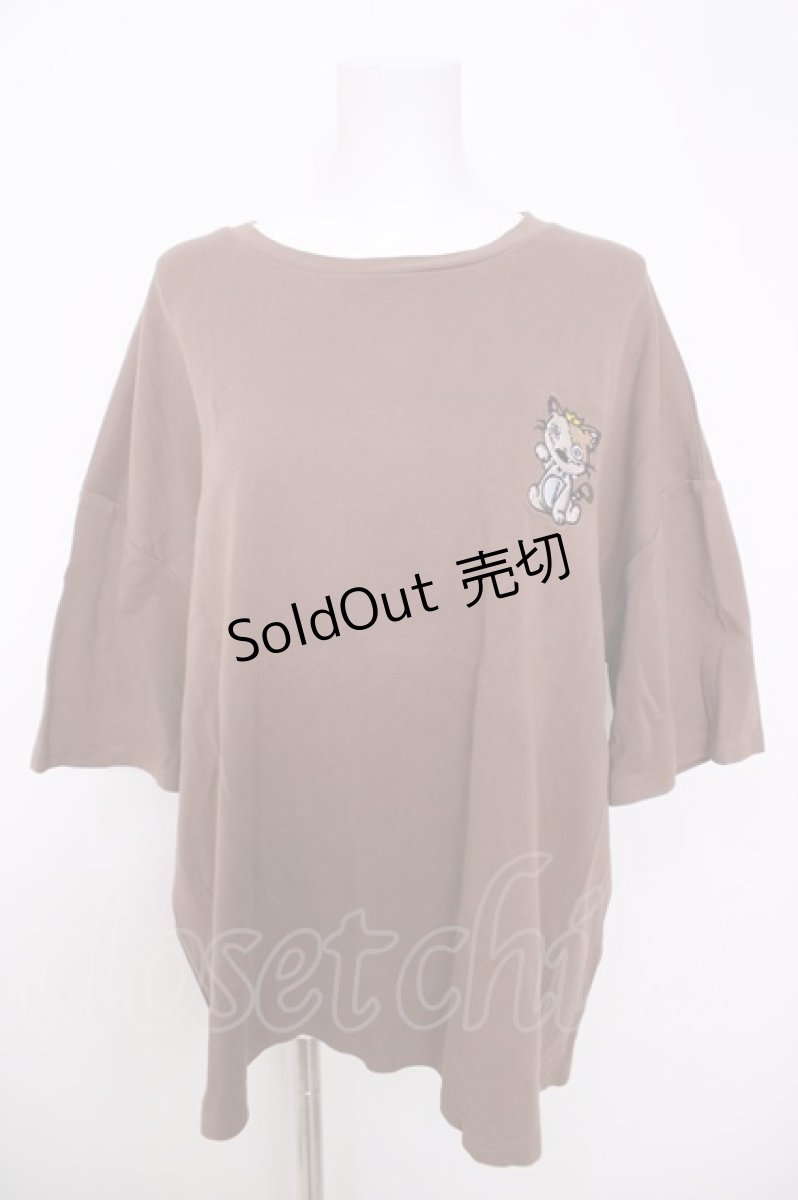 画像1: NieR Clothing / ワッペン付きTシャツ  ブラウン Y-26-03-22-034-PU-TO-SZ-ZY (1)