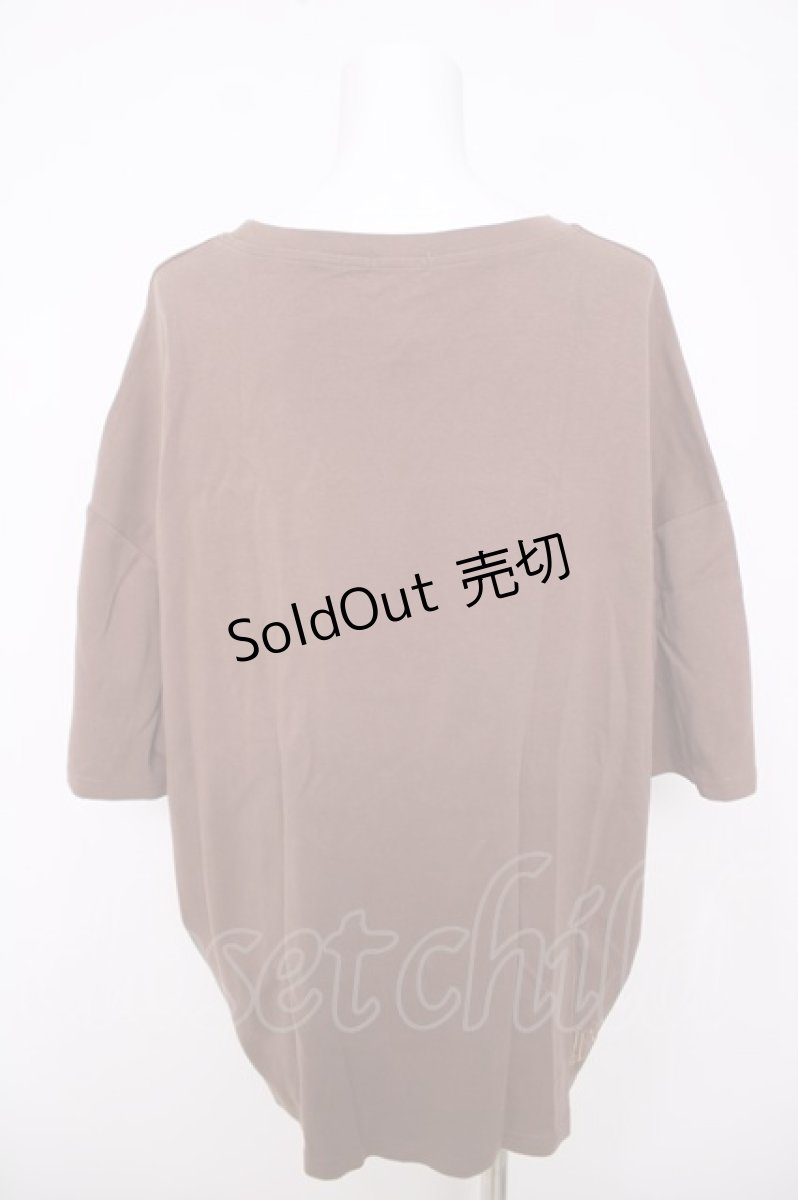 画像2: NieR Clothing / ワッペン付きTシャツ  ブラウン Y-26-03-22-034-PU-TO-SZ-ZY (2)