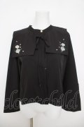 axes femme / 薔薇刺繍付け襟セットブラウス  黒 Y-26-03-24-044-AX-BL-SZ-ZY