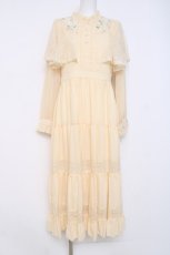 画像1: axes femme / 刺繍チュール使ケープワンピース F イエロー Y-26-03-26-070-AX-OP-SZ-ZS (1)
