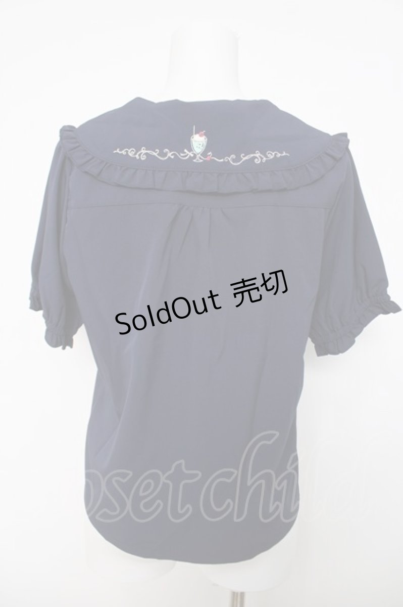 画像2: axes femme POETIQUE / レトロ喫茶刺繍パフ袖ブラウス  ネイビー Y-26-04-01-060-AX-BL-SZ-ZY (2)