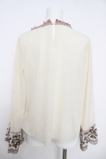 画像2: axes femme / ミュルーズ染織美術館コラボ/刺繍入りフレア袖ブラウス M 生成り Y-26-04-01-066-AX-BL-SZ-ZS (2)