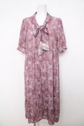 axes femme / ローズレース柄ボータイワンピース F ピンク Y-26-04-01-127-AX-OP-SZ-ZY
