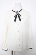 axes femme / ブローチ付きヨークレースブラウス  白 Y-26-04-03-052-AX-BL-SZ-ZY