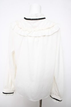 画像2: axes femme / ブローチ付きヨークレースブラウス  白 Y-26-04-03-052-AX-BL-SZ-ZY