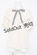 axes femme / レースケープリボン付き半袖ブラウス  生成り Y-26-04-09-051-AX-BL-SZ-ZY