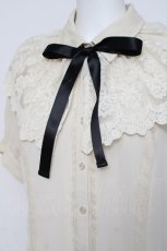 画像3: axes femme / レースケープリボン付き半袖ブラウス  生成り Y-26-04-09-051-AX-BL-SZ-ZY (3)