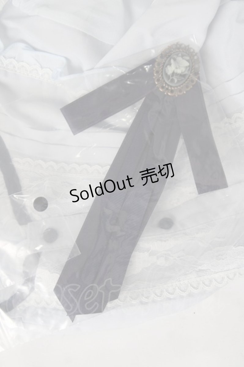 画像5: axes femme / ブローチ付きスタンドブラウス L サックス Y-26-04-17-065-AX-BL-SZ-ZY (5)