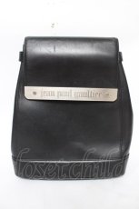 画像1: Jean Paul GAULTIER / メタルロゴプレート付きレザーリュック  ブラック Y-26-04-19-106-GO-BG-SZ-ZY (1)
