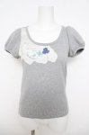 画像1: Emily Temple cute / ピコットリボンブローチ付レースプリントカットソー M グレー Y-26-04-22-064-ET-TO-SZ-ZY (1)
