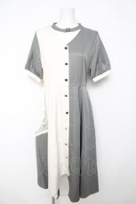 画像1: axes femme / チョーカー風バイカラーワンピース  カーキ×生成り Y-26-04-23-065-AX-TO-SZ-ZS (1)