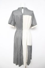 画像2: axes femme / チョーカー風バイカラーワンピース  カーキ×生成り Y-26-04-23-065-AX-TO-SZ-ZS (2)