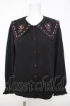 画像1: axes femme POETIQUE / フラワー刺繍スカラップ襟ブラウス  黒 Y-26-04-23-009-AX-BL-SZ-ZY (1)