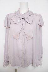 画像1: axes femme / リボンブローチセットブラウス  ラベンダー Y-26-04-23-018-AX-BL-SZ-ZY (1)