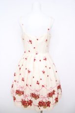 画像2: Emily Temple cute / ストロベリーバスケット柄キャミワンピース  アイボリー Y-26-04-27-152-ET-OP-SZ-ZY (2)