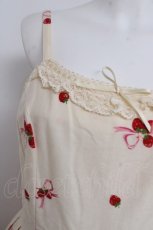 画像4: Emily Temple cute / ストロベリーバスケット柄キャミワンピース  アイボリー Y-26-04-27-152-ET-OP-SZ-ZY (4)