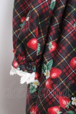 画像4: Emily Temple cute / Strawberry Tartanワンピース  黒 Y-26-05-02-036-ET-OP-SZ-ZY (4)