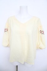 画像1: axes femme / 袖刺繍プルブラウス  イエロー Y-26-05-04-045-AX-TO-OW-ZY (1)