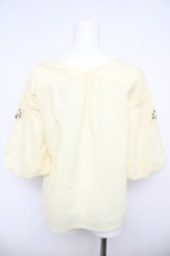 画像2: axes femme / 袖刺繍プルブラウス  イエロー Y-26-05-04-045-AX-TO-OW-ZY (2)