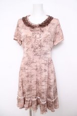 画像1: axes femme / アンティーク文字柄ワンピース M ピンクベージュ Y-26-05-04-124-AX-OP-IG-ZY (1)