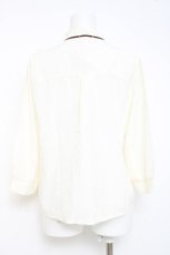 画像2: axes femme / カメオブローチ付シフォンブラウス  生成り Y-26-05-08-073-AX-BL-SZ-ZY (2)