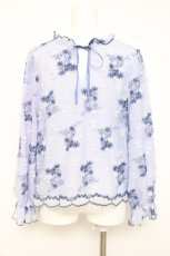 画像2: axes femme / 2wayチュール刺繍ブラウス  サックス Y-26-05-08-090-AX-BL-SZ-ZY (2)