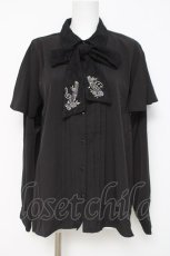 画像1: axes femme / メロディ刺繍ケープ袖ブラウス L 黒 Y-26-05-08-096-AX-BL-SZ-ZY (1)