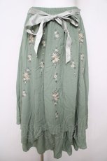画像1: axes femme / フラワー刺繍イレヘムスカート F グリーン Y-26-05-08-187-AX-SK-SZ-ZY (1)