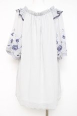 画像2: axes femme / 刺繍袖楊柳シフォンチュニック M グレー Y-26-05-10-040-AX-OP-SZ-ZY (2)