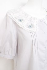 画像3: Fi.n.t / ローズ刺繍チュールレース衿ブラウス  グレー Y-26-05-10-049-CA-BL-SZ-ZY (3)