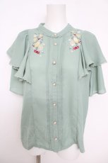 画像1: axes femme / ミックスフルーツ刺繍ブラウス  グリーン Y-26-05-12-043-AX-BL-SZ-ZY (1)