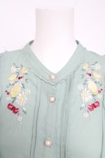 画像3: axes femme / ミックスフルーツ刺繍ブラウス  グリーン Y-26-05-12-043-AX-BL-SZ-ZY (3)