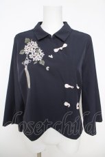 画像1: axes femme / ジャスミン刺繍チャイナブラウス  紺 Y-26-05-12-045-AX-BL-SZ-ZY (1)