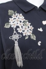 画像3: axes femme / ジャスミン刺繍チャイナブラウス  紺 Y-26-05-12-045-AX-BL-SZ-ZY (3)