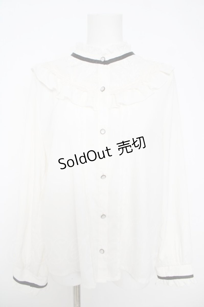 画像1: axes femme / ブローチ付きヨークレースブラウス  白 Y-26-05-12-032-AX-BL-SZ-ZY (1)