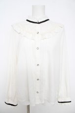 画像1: axes femme / ブローチ付きヨークレースブラウス  白 Y-26-05-12-032-AX-BL-SZ-ZY (1)