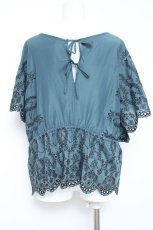 画像2: axes femme / 総刺繍Vネックブラウス M Bグリーン Y-26-05-19-043-AX-BL-SZ-ZY (2)