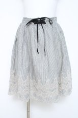 画像1: axes femme / 裾刺繍ストライプスカート  グレー Y-26-05-19-146-AX-SK-SZ-ZY (1)