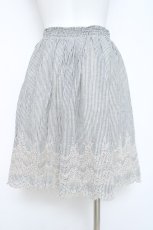 画像2: axes femme / 裾刺繍ストライプスカート  グレー Y-26-05-19-146-AX-SK-SZ-ZY (2)