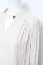 画像4: axes femme / チョーカー風サテンブラウス  生成り Y-26-05-19-017-AX-TO-SZ-ZY (4)