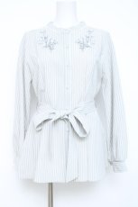 画像1: axes femme / 花刺繍バンドカラーシャツ  グレー Y-26-05-19-019-AX-BL-SZ-ZY (1)