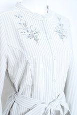 画像3: axes femme / 花刺繍バンドカラーシャツ  グレー Y-26-05-19-019-AX-BL-SZ-ZY (3)