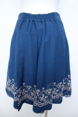 画像2: axes femme / 刺繍入りタックスカート  ブルー Y-26-05-21-170-AX-TO-AS-ZY (2)