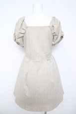画像2: axes femme POETIQUE / バックリボンカットワンピース M ベージュ Y-26-05-23-094-AX-OP-SZ-ZY (2)