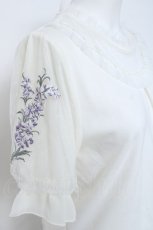 画像3: axes femme / ラベンダー刺繍プルオーバー M 白 Y-26-06-03-063-AX-TO-SZ-ZY (3)