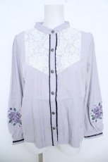 画像1: axes femme / 袖刺繍×ヨークレースブラウス F ラベンダー Y-26-06-08-043-AX-BL-SZ-ZY (1)