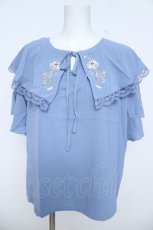 画像1: axes femme / 刺繍入ケープブラウス F ブルー Y-26-06-10-045-AX-BL-SZ-ZY (1)